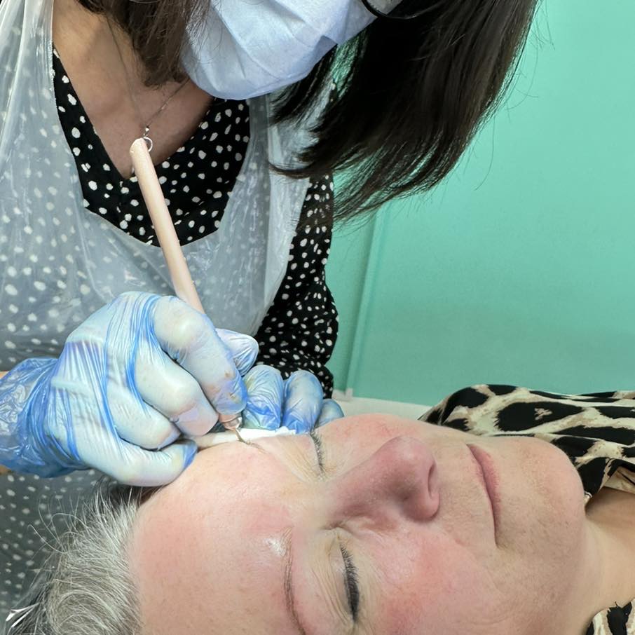 Jo microblading a clients eyebrows
